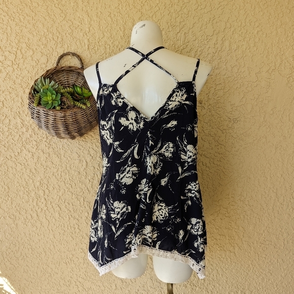 Torrid floral tank top‎ size 1 - Picture 3 of 5